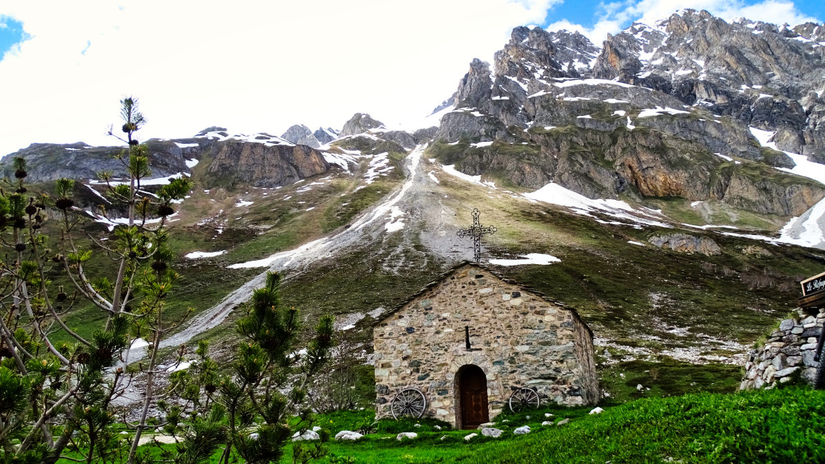 La chapelle du refuge du Roc de la Pêche Randonnée massif de la Vanoise